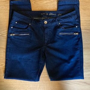 Apt. 9 Skinny Leg Jean with Gold zippered Pocket detail. Size 6. Dark denim